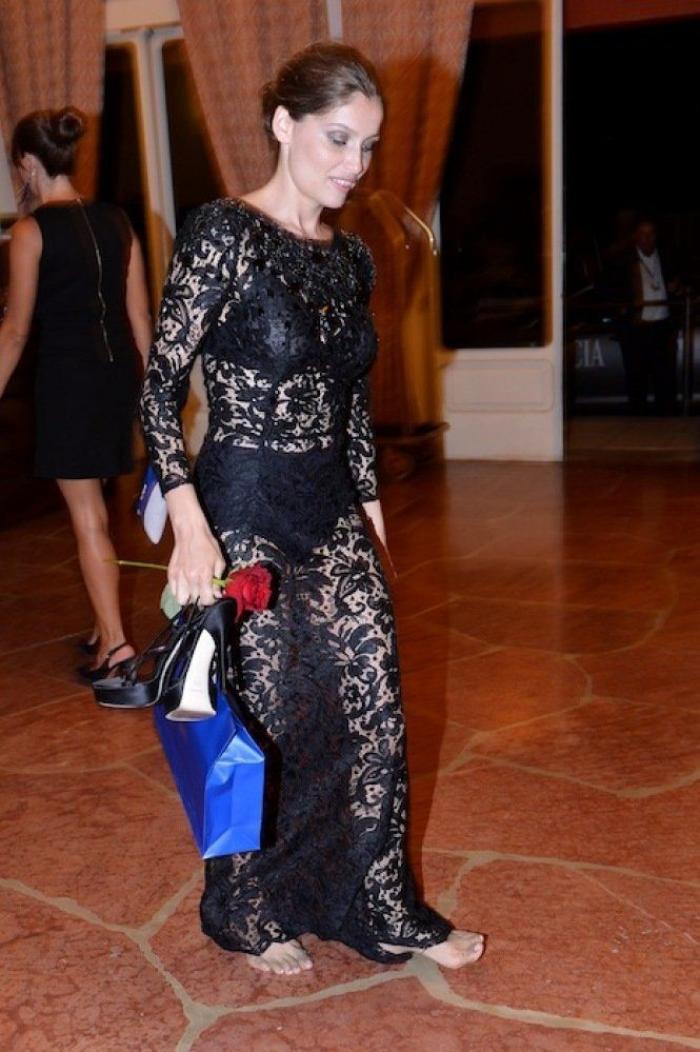 Vestidos de la alfombra roja del festival de Venecia 2012: Laetitia Casta con transparencias (FOTOS)