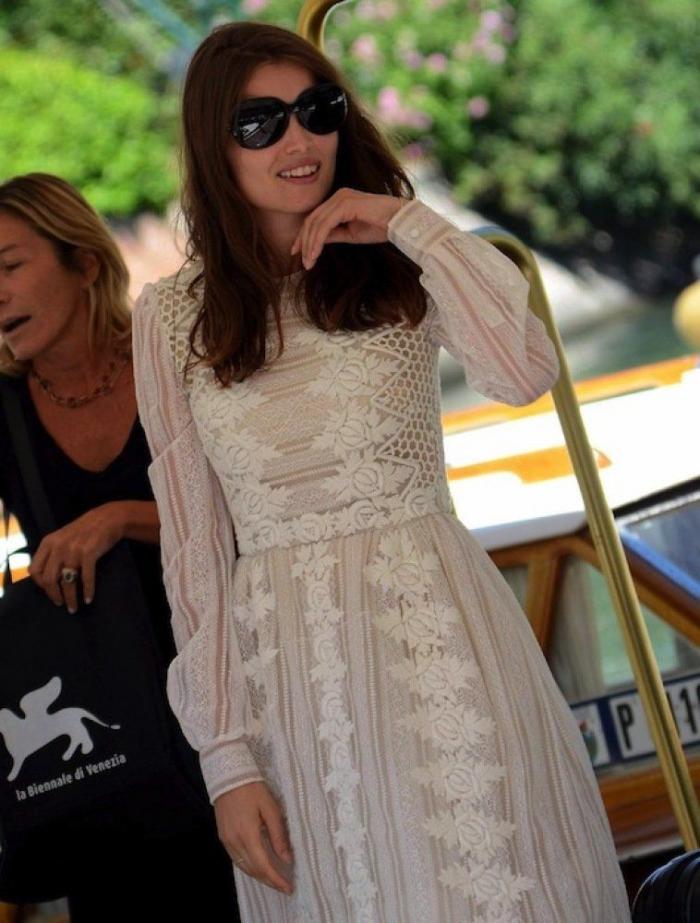 Vestidos de la alfombra roja del festival de Venecia 2012: Laetitia Casta con transparencias (FOTOS)