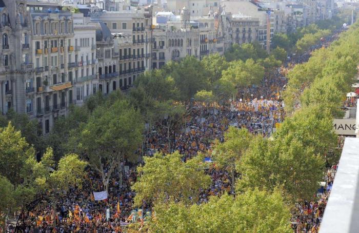 Diada 2012: Miles de personas colapsan el centro de Barcelona bajo el lema "Catalunya, nuevo estado de Europa" (FOTOS)