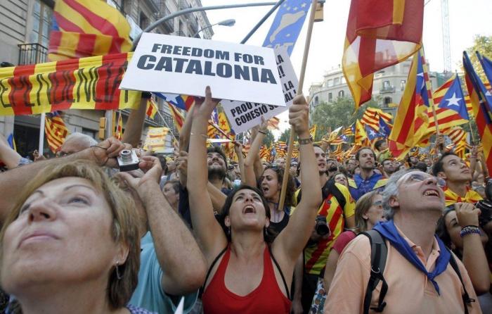 Diada 2012: Miles de personas colapsan el centro de Barcelona bajo el lema "Catalunya, nuevo estado de Europa" (FOTOS)