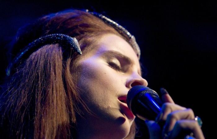 Lana del Rey, desnuda en la portada del 'GQ' británico, recuerda su adicción adolescente al alcohol (FOTOS)