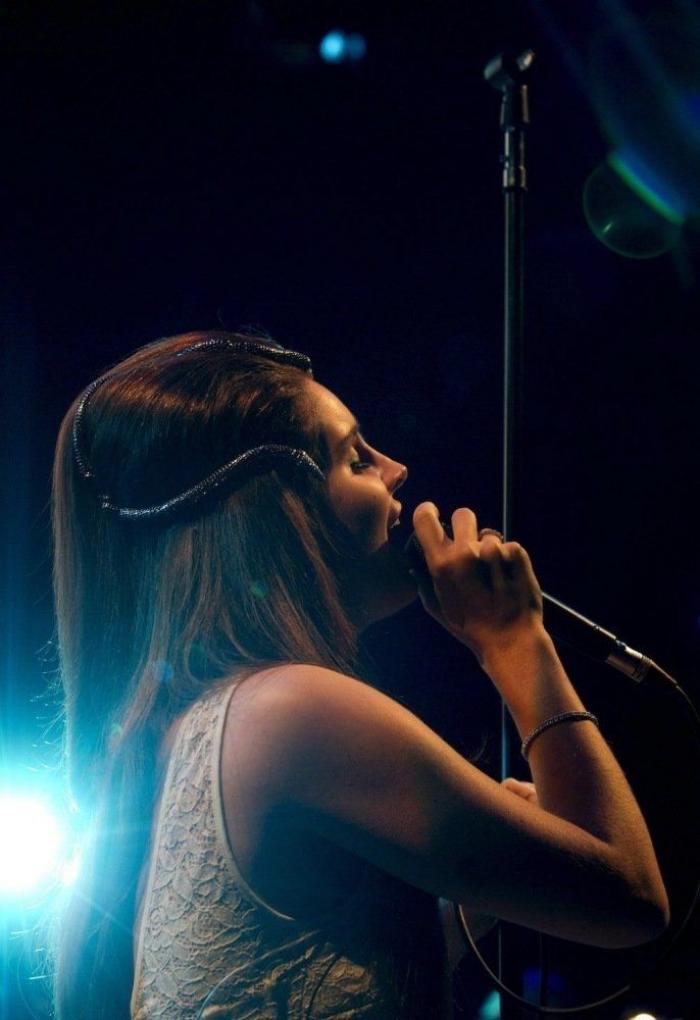 Lana del Rey, desnuda en la portada del 'GQ' británico, recuerda su adicción adolescente al alcohol (FOTOS)