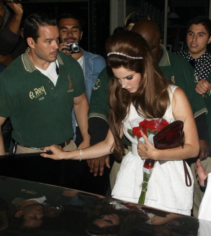 Lana del Rey, desnuda en la portada del 'GQ' británico, recuerda su adicción adolescente al alcohol (FOTOS)