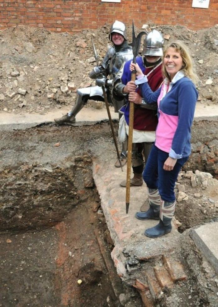 Tumba Ricardo III: ¿han encontrado sus huesos en un aparcamiento de Leicester? (FOTOS)