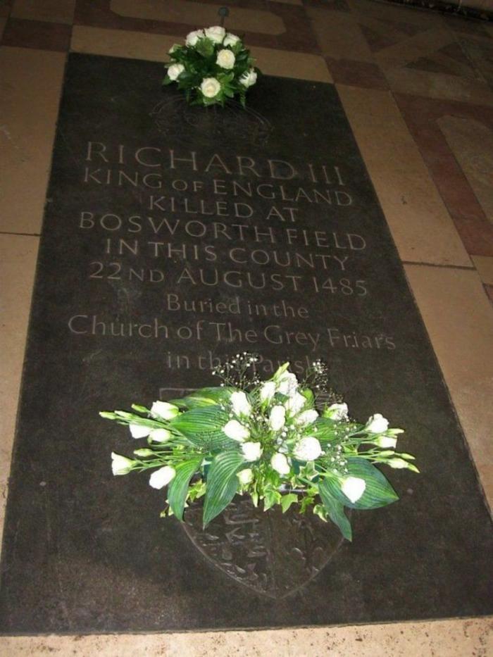 Tumba Ricardo III: ¿han encontrado sus huesos en un aparcamiento de Leicester? (FOTOS)