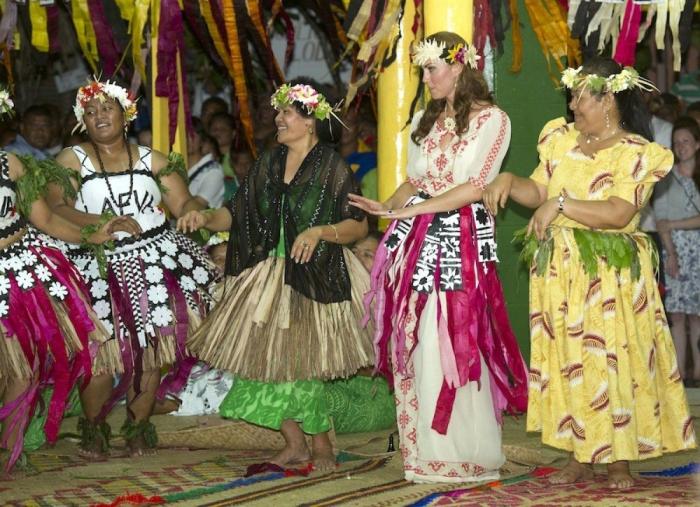 7 cosas más raras que ir en topless que Kate Middleton hace estos días (FOTOS)