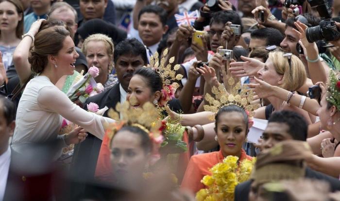 7 cosas más raras que ir en topless que Kate Middleton hace estos días (FOTOS)