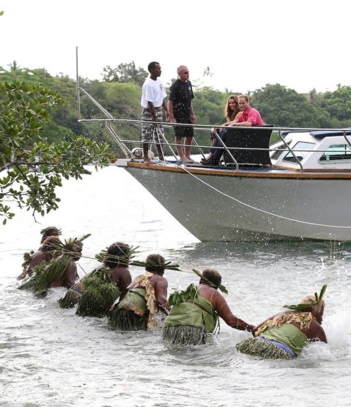 7 cosas más raras que ir en topless que Kate Middleton hace estos días (FOTOS)