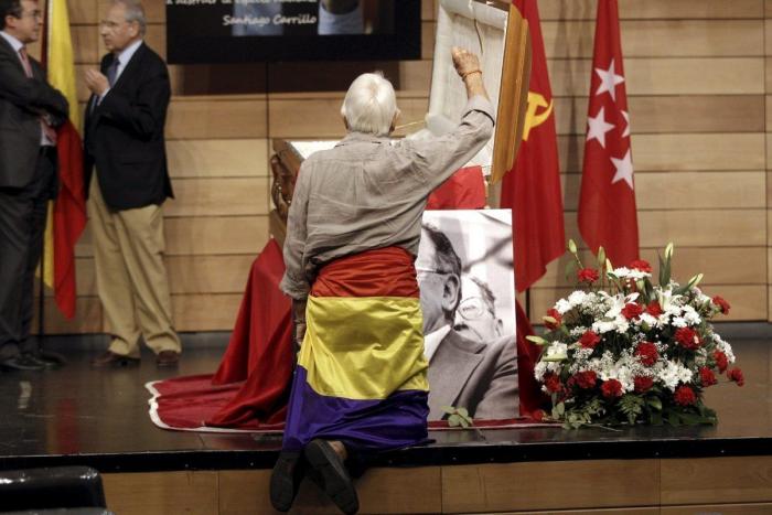 Muere Santiago Carrillo: Miles de ciudadanos se despiden de él en Madrid (VÍDEO, FOTOS)