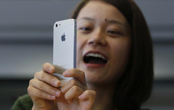 Lanzamiento iPhone 5: 12 fotos de gente muy feliz porque se ha comprado un teléfono (FOTOS)