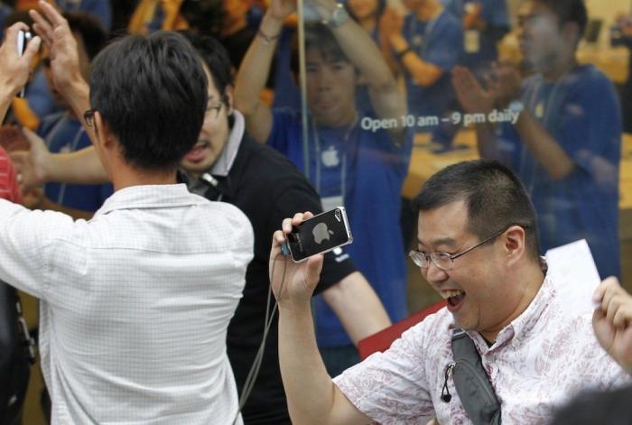 Lanzamiento iPhone 5: 12 fotos de gente muy feliz porque se ha comprado un teléfono (FOTOS)