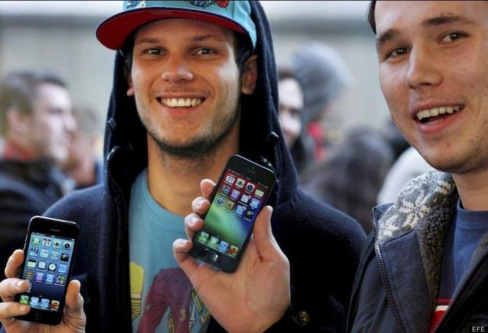 Lanzamiento iPhone 5: 12 fotos de gente muy feliz porque se ha comprado un teléfono (FOTOS)