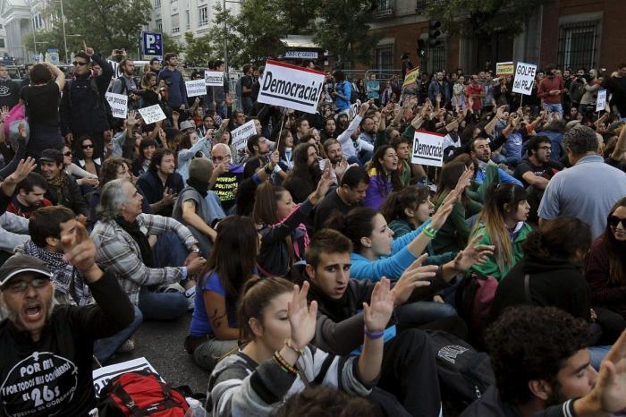 26-S: Miles de personas vuelven a protestar junto al Congreso por segundo día