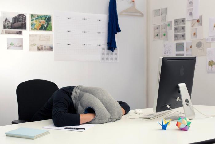 Ostrich Pillow: el gadget español para reinventar la siesta triunfa en Kickstarter (FOTOS, VÍDEO)