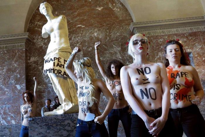 Activistas de Femen se desnudan en el Louvre contra la violación de una mujer en Túnez (FOTOS)