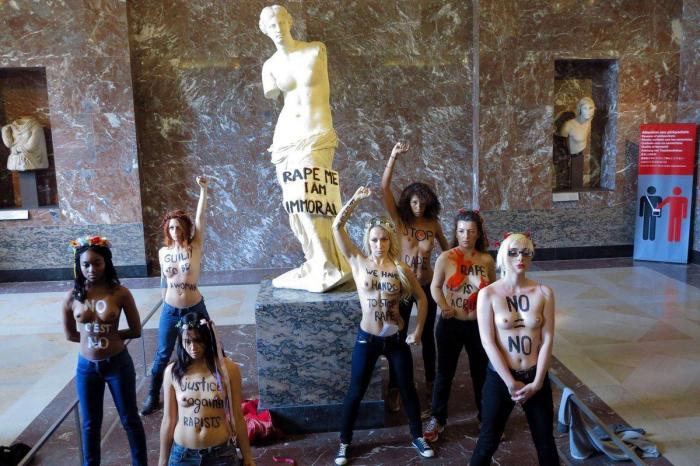Activistas de Femen se desnudan en el Louvre contra la violación de una mujer en Túnez (FOTOS)