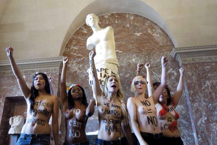 Activistas de Femen se desnudan en el Louvre contra la violación de una mujer en Túnez (FOTOS)