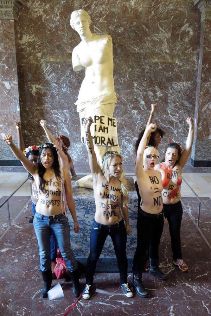 Activistas de Femen se desnudan en el Louvre contra la violación de una mujer en Túnez (FOTOS)