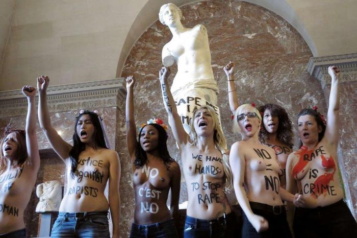 Activistas de Femen se desnudan en el Louvre contra la violación de una mujer en Túnez (FOTOS)