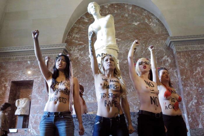 Activistas de Femen se desnudan en el Louvre contra la violación de una mujer en Túnez (FOTOS)