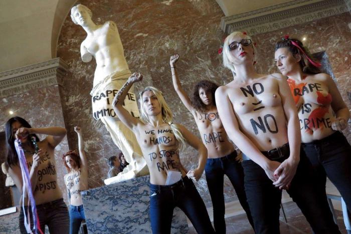 Activistas de Femen se desnudan en el Louvre contra la violación de una mujer en Túnez (FOTOS)