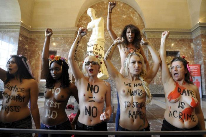 Activistas de Femen se desnudan en el Louvre contra la violación de una mujer en Túnez (FOTOS)