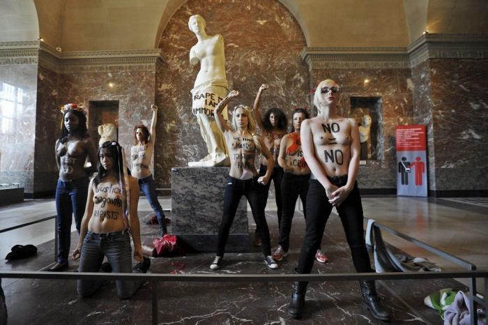 Activistas de Femen se desnudan en el Louvre contra la violación de una mujer en Túnez (FOTOS)