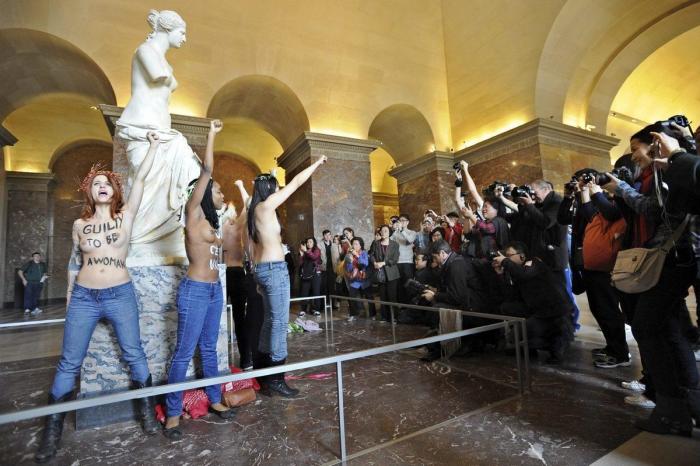 Activistas de Femen se desnudan en el Louvre contra la violación de una mujer en Túnez (FOTOS)