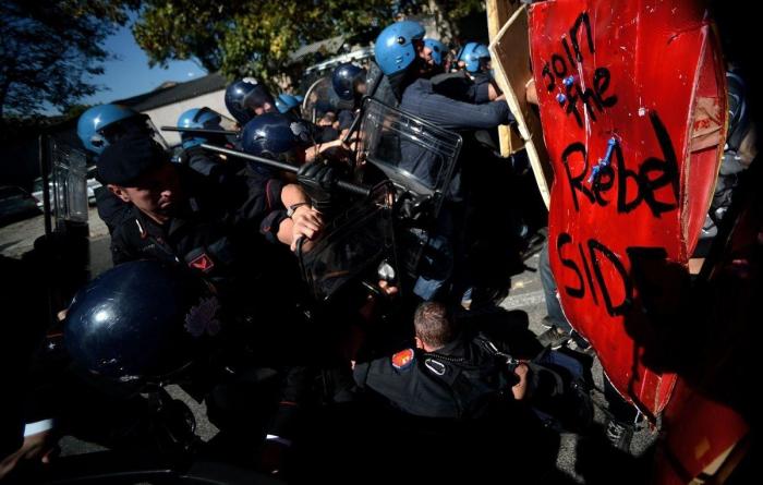 Miles de estudiantes protestan en Italia contra los recortes y la clase política (VÍDEOS, FOTOS)