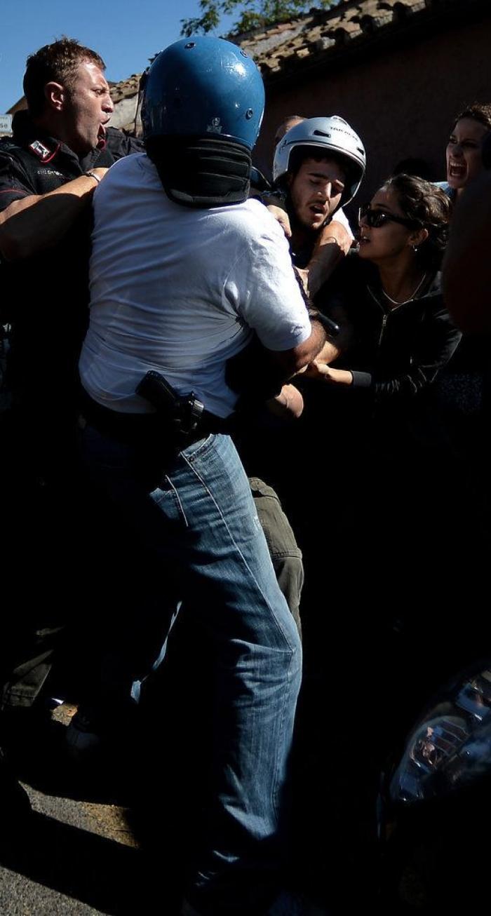 Miles de estudiantes protestan en Italia contra los recortes y la clase política (VÍDEOS, FOTOS)