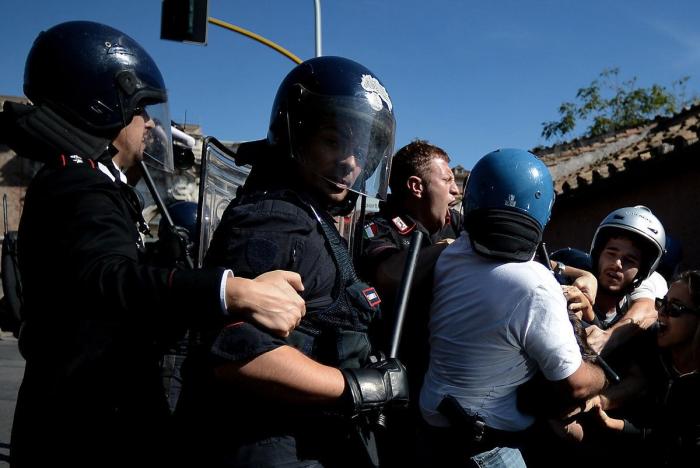 Miles de estudiantes protestan en Italia contra los recortes y la clase política (VÍDEOS, FOTOS)