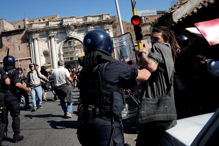 Miles de estudiantes protestan en Italia contra los recortes y la clase política (VÍDEOS, FOTOS)