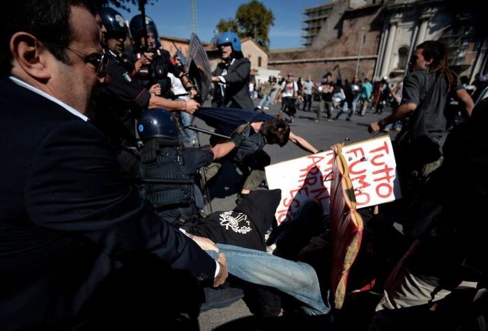 Miles de estudiantes protestan en Italia contra los recortes y la clase política (VÍDEOS, FOTOS)