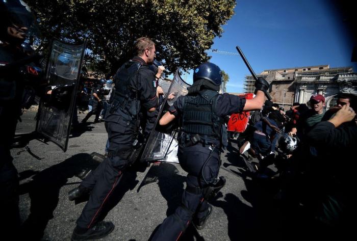 Miles de estudiantes protestan en Italia contra los recortes y la clase política (VÍDEOS, FOTOS)
