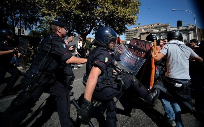 Miles de estudiantes protestan en Italia contra los recortes y la clase política (VÍDEOS, FOTOS)