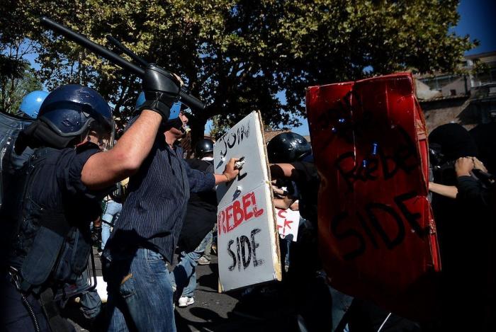 Miles de estudiantes protestan en Italia contra los recortes y la clase política (VÍDEOS, FOTOS)