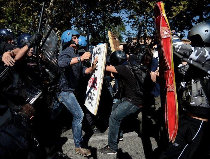 Miles de estudiantes protestan en Italia contra los recortes y la clase política (VÍDEOS, FOTOS)