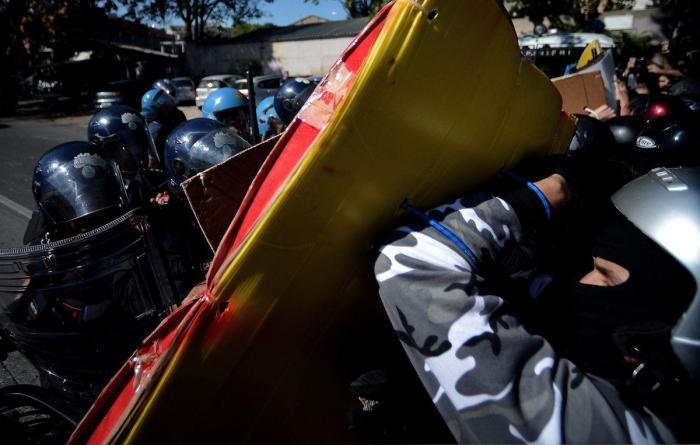 Miles de estudiantes protestan en Italia contra los recortes y la clase política (VÍDEOS, FOTOS)