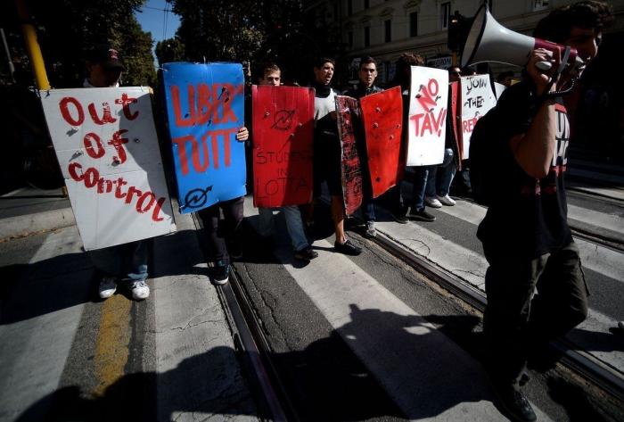 Miles de estudiantes protestan en Italia contra los recortes y la clase política (VÍDEOS, FOTOS)