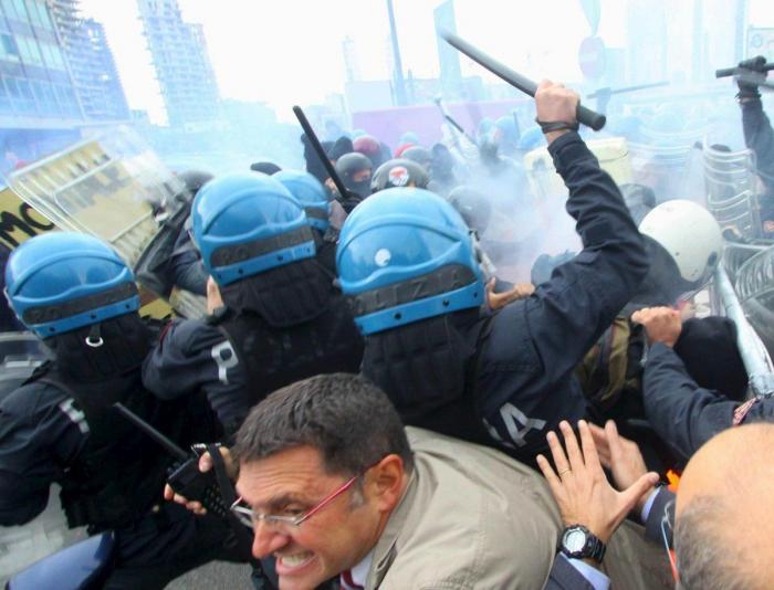 Miles de estudiantes protestan en Italia contra los recortes y la clase política (VÍDEOS, FOTOS)