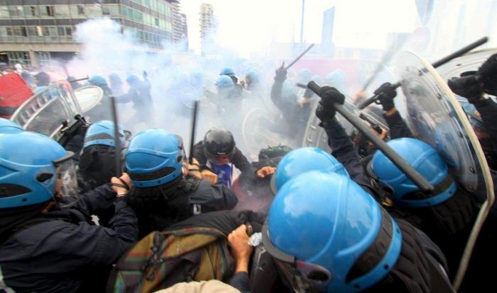 Miles de estudiantes protestan en Italia contra los recortes y la clase política (VÍDEOS, FOTOS)