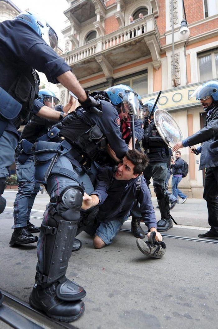 Miles de estudiantes protestan en Italia contra los recortes y la clase política (VÍDEOS, FOTOS)