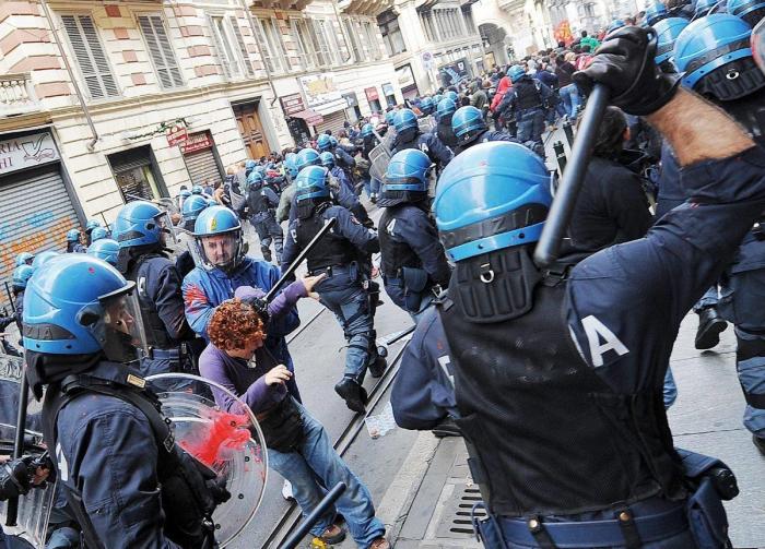 Miles de estudiantes protestan en Italia contra los recortes y la clase política (VÍDEOS, FOTOS)