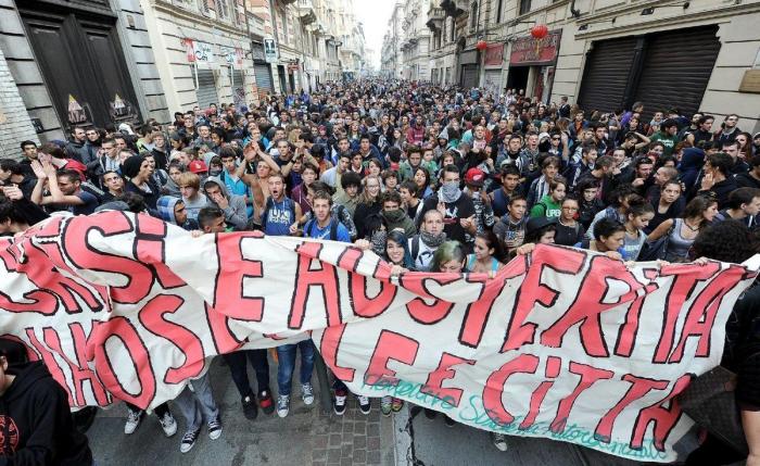 Miles de estudiantes protestan en Italia contra los recortes y la clase política (VÍDEOS, FOTOS)