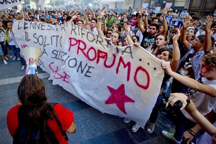 Miles de estudiantes protestan en Italia contra los recortes y la clase política (VÍDEOS, FOTOS)
