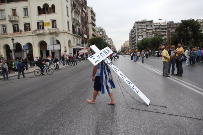 Miles de griegos protestan contra la visita de Angela Merkel (FOTOS)