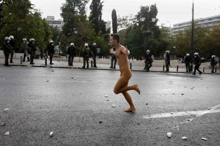 Miles de griegos protestan contra la visita de Angela Merkel (FOTOS)