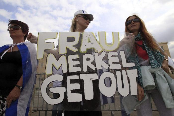 Miles de griegos protestan contra la visita de Angela Merkel (FOTOS)