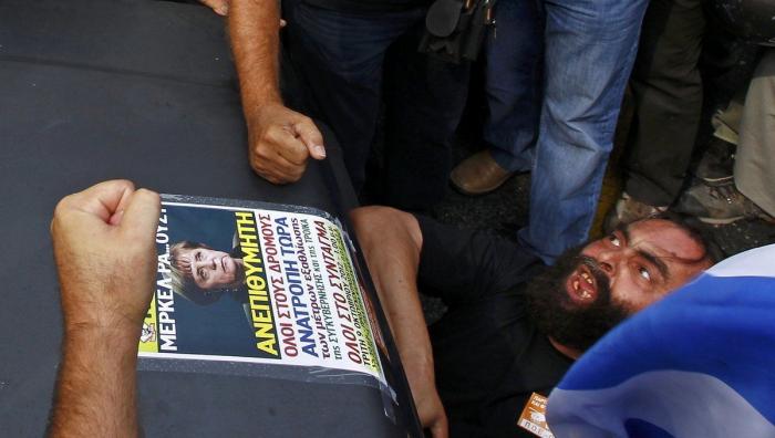 Miles de griegos protestan contra la visita de Angela Merkel (FOTOS)