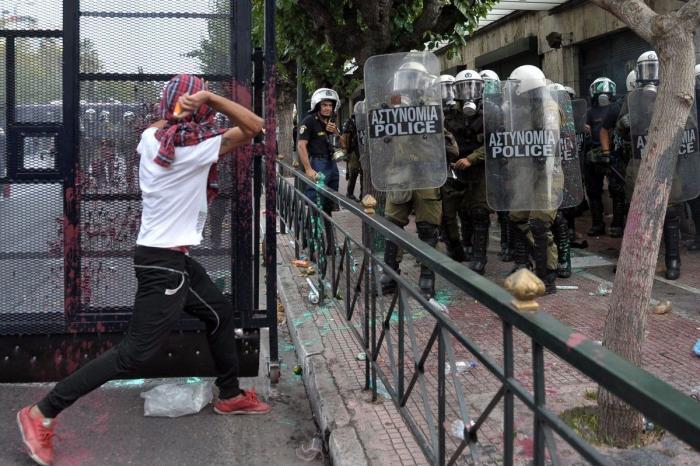 Miles de griegos protestan contra la visita de Angela Merkel (FOTOS)